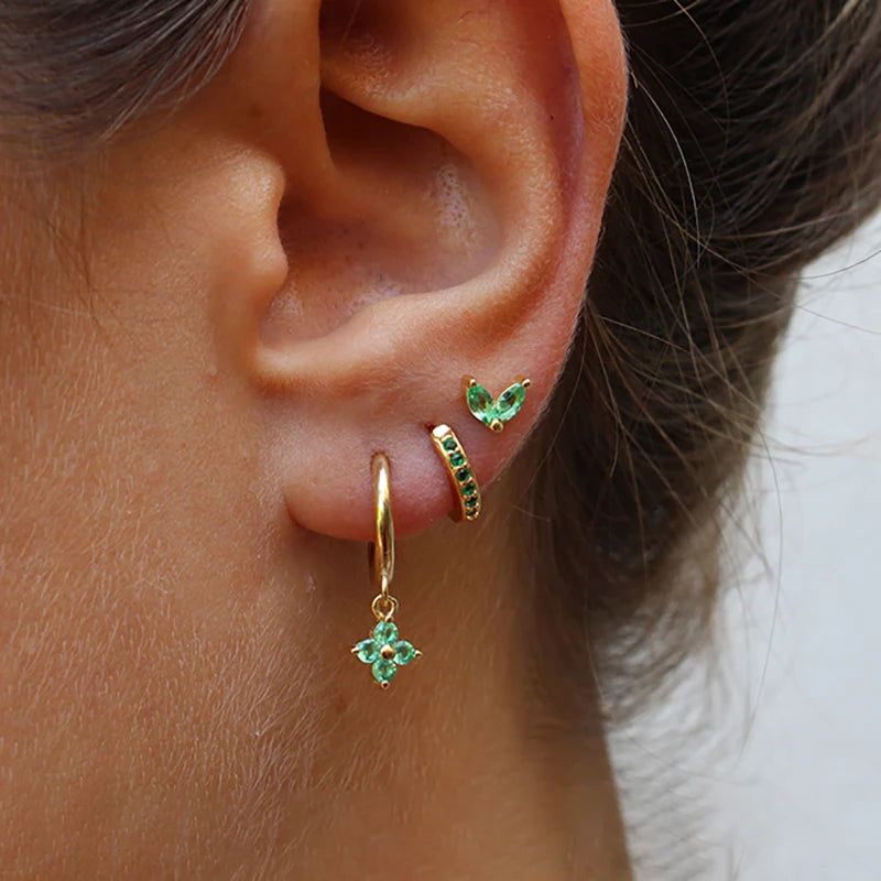 Lot de 3 Boucles d'oreilles pendantes en Zircon Vert   
Piercing pour cartilage ou lobe  
Acier inoxydable de haute qualité (hypoallergénique et résistant à la corrosion)  
Zircon vert étincelant pour un effet élégant et raffiné  
Moderne.