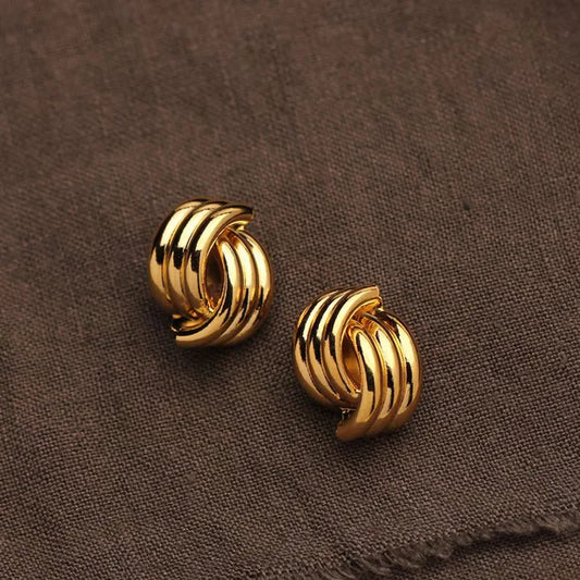 Boucles d’oreilles à trois couches texturées - Élégance vintage et éclat doré 
Découvrez ces boucles d’oreilles à trois couches texturées, un accessoire tendance qui allie sophistication et style rétro. Fabriquées en acier inoxydable doré.