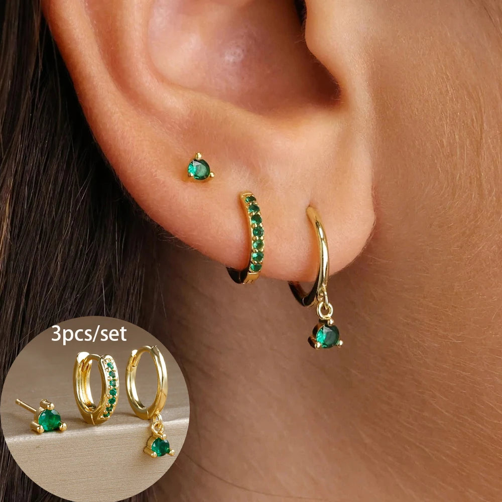 Découvrez cet ensemble raffiné de 3 boucles d'oreilles pendantes, alliant élégance et audace. Conçues en acier inoxydable de haute qualité et plaquées or 18 carats, ces créations rondes apportent une touche de sophistication à votre look.