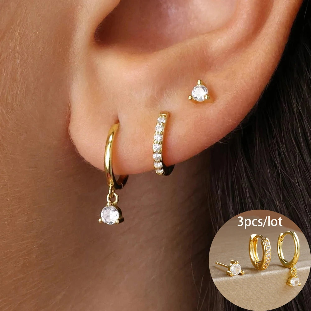 Découvrez cet ensemble raffiné de 3 boucles d'oreilles pendantes, alliant élégance et audace. Conçues en acier inoxydable de haute qualité et plaquées or 18 carats, ces créations rondes apportent une touche de sophistication à votre look.