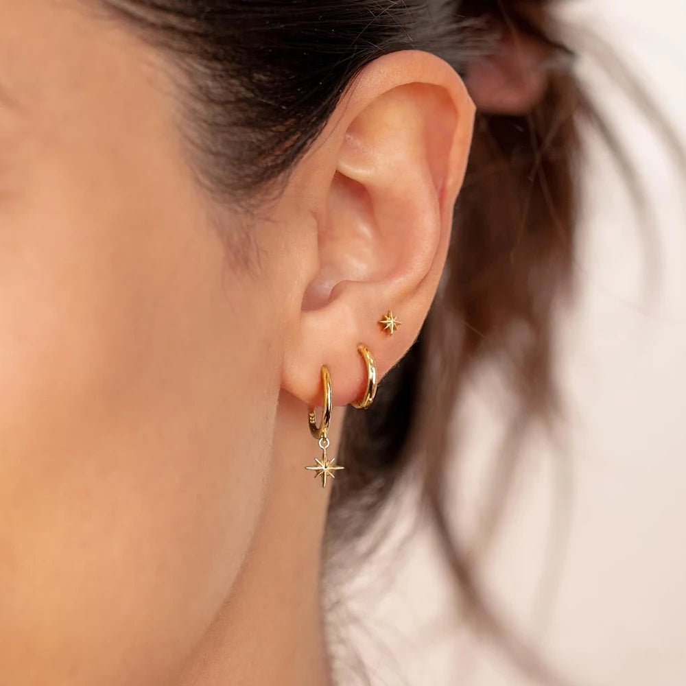 Découvrez cet ensemble raffiné de 3 boucles d'oreilles pendantes, alliant élégance et audace. Conçues en acier inoxydable de haute qualité et plaquées or 18 carats, ces créations rondes apportent une touche de sophistication à votre look.