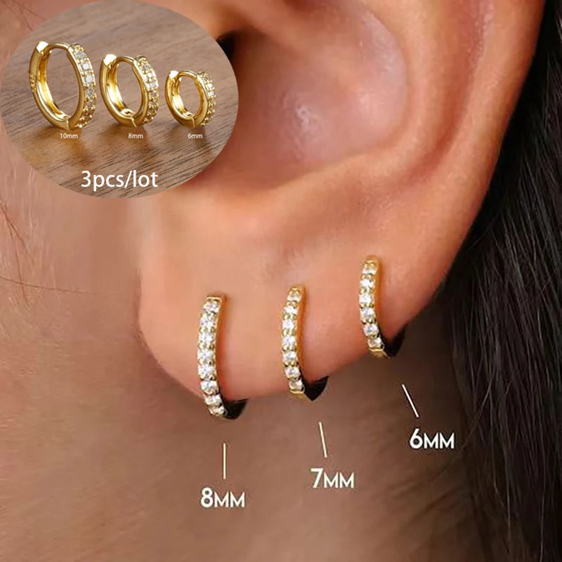 Découvrez cet ensemble raffiné de 3 boucles d'oreilles pendantes, alliant élégance et audace. Conçues en acier inoxydable de haute qualité et plaquées or 18 carats, ces créations rondes apportent une touche de sophistication à votre look.