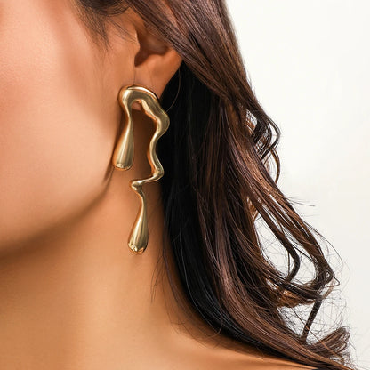 Boucles d’oreilles à tige géométriques gothiques - Style exagéré et tendance Y2K
Plongez dans l’univers audacieux et captivant de ces boucles d’oreilles à tige géométriques gothiques. Conçues pour les femmes qui osent se démarquer.