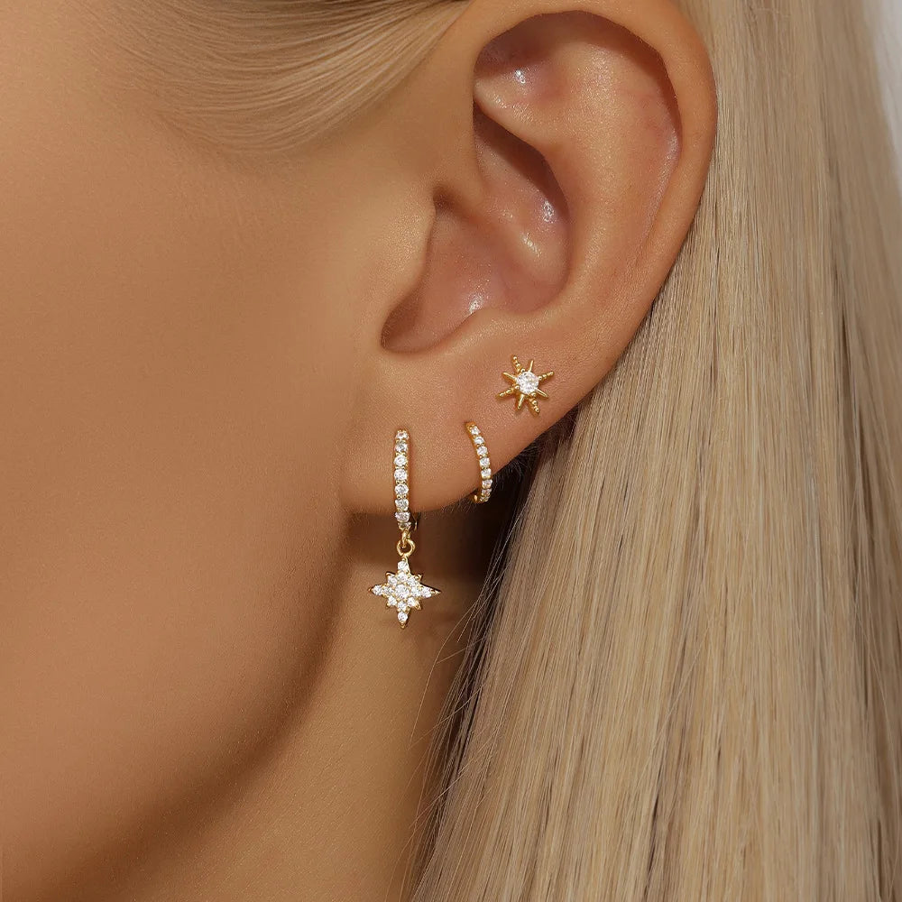 Découvrez cet ensemble raffiné de 3 boucles d'oreilles pendantes, alliant élégance et audace. Conçues en acier inoxydable de haute qualité et plaquées or 18 carats, ces créations rondes apportent une touche de sophistication à votre look.