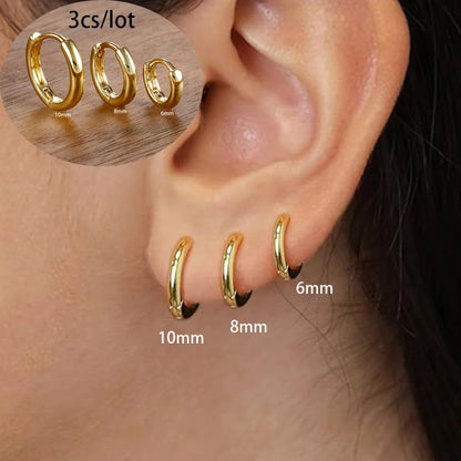 Découvrez cet ensemble raffiné de 3 boucles d'oreilles pendantes, alliant élégance et audace. Conçues en acier inoxydable de haute qualité et plaquées or 18 carats, ces créations rondes apportent une touche de sophistication à votre look.