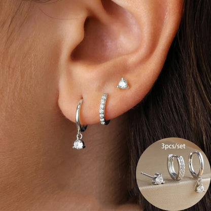 Découvrez cet ensemble raffiné de 3 boucles d'oreilles pendantes, alliant élégance et audace. Conçues en acier inoxydable de haute qualité et plaquées or 18 carats, ces créations rondes apportent une touche de sophistication à votre look.